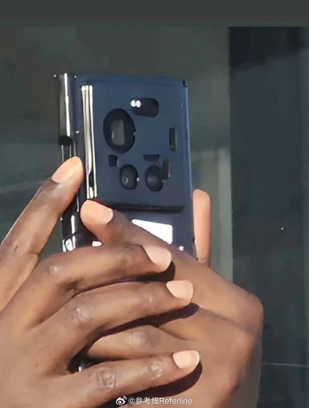 Las fotos espía del Xiaomi 17 Ultra revelan un nuevo y audaz diseño de cámara Shift 2 Foto 2025 12 04 12 25 00