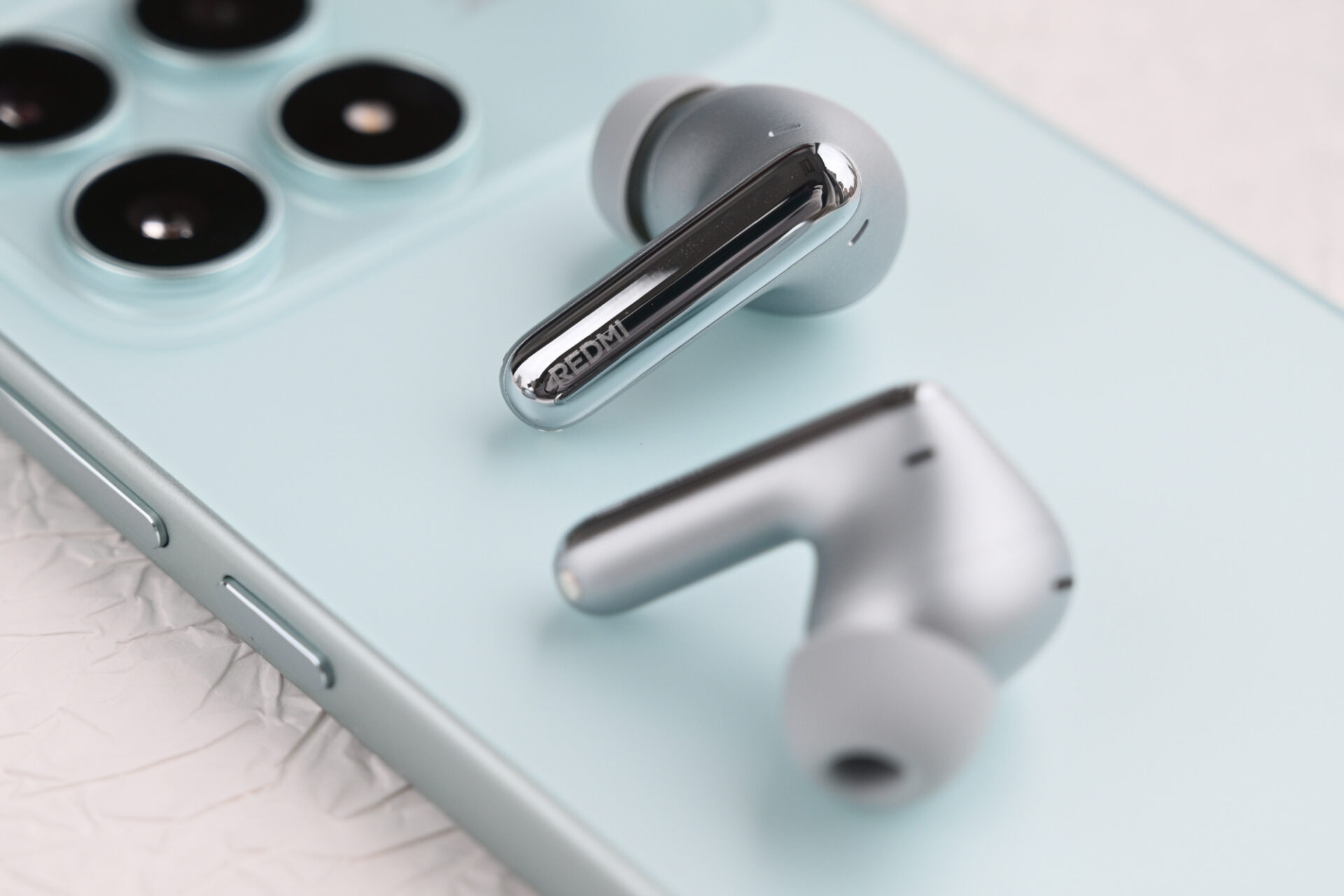 Auriculares REDMI 8 Pro Reseña: El nuevo rey de ANC 12 La disposición coaxial de doble controlador es visible en el diseño delgado de la cámara acústica.